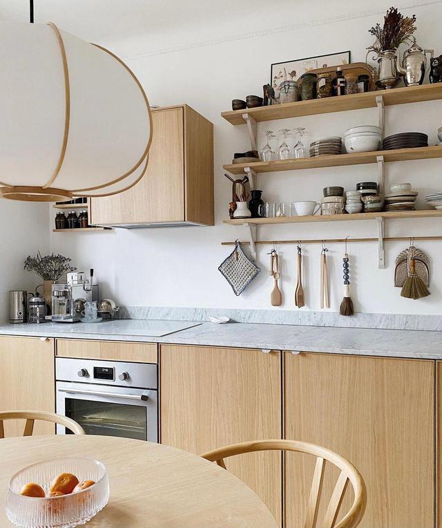 一间宁静住宅，白色+原木经典搭配，舒适雅致，熟悉又亲近