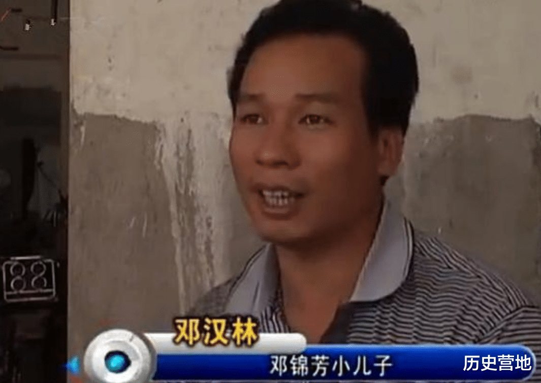 老人重病儿子来取钱,银行逼老人亲自来取,家属抬进银行后猝死