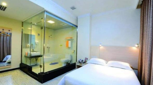 为何许多酒店的卫生间,都采用透明玻璃?员工说出实情:方便你们