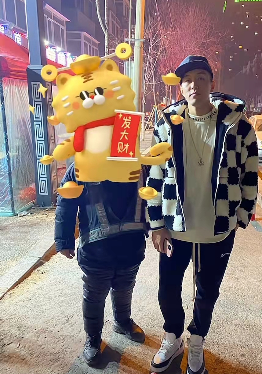 郭艾伦|郭艾伦离开赛区放松自我：开法拉利，朋友相聚吃烧烤，穿着潮流化