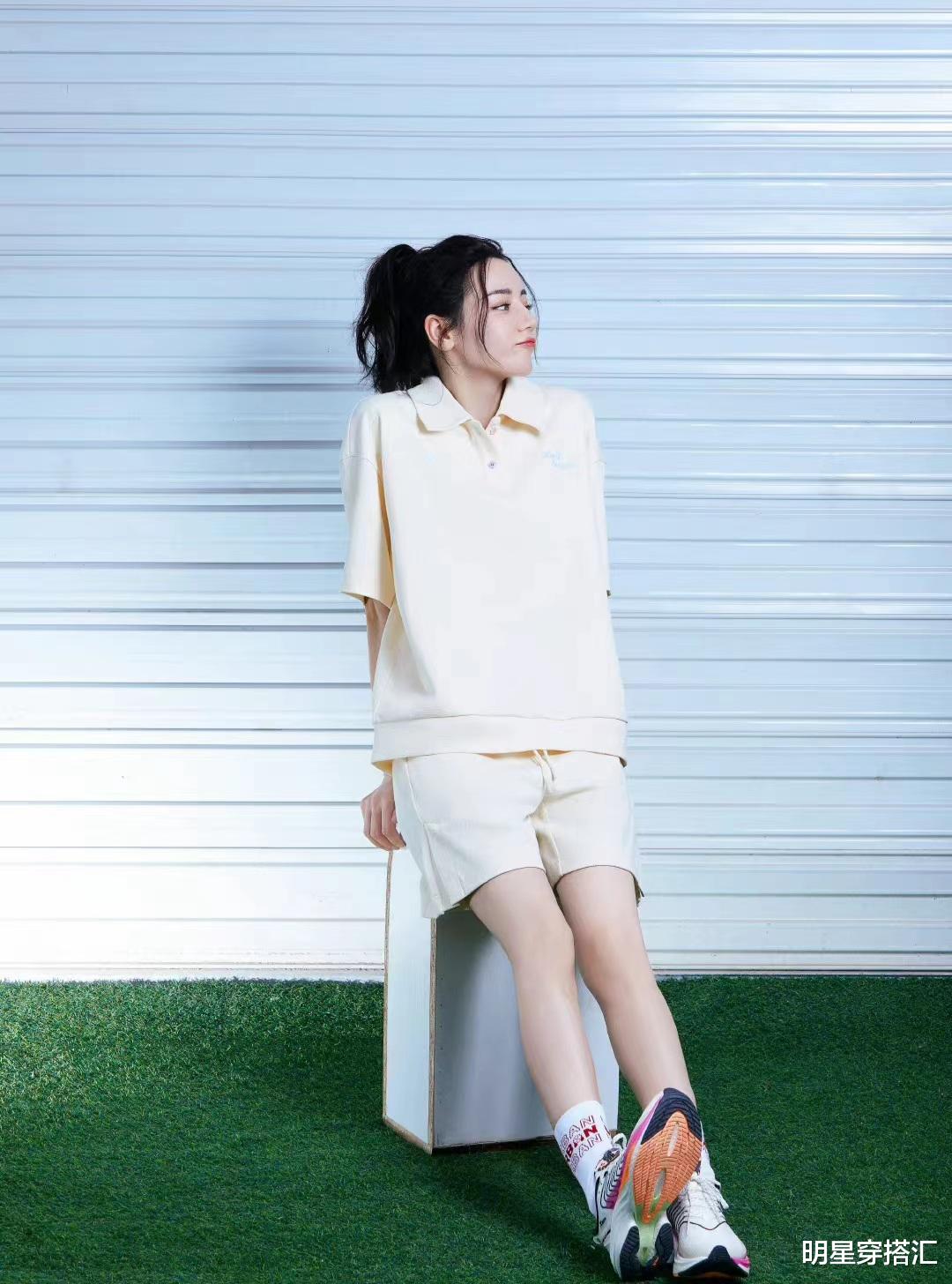 黑丝 迪丽热巴私服美图释出,高扎马尾穿米白色短袖短裤,青春活力满满