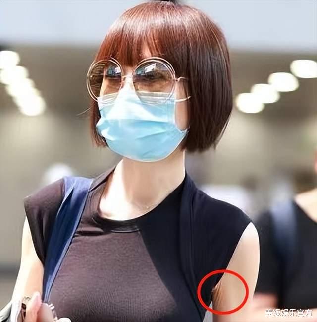 鲁豫|鲁豫现身机场尽显老态,腋下皮肤勒出多层褶皱,骷髅身材令人担忧