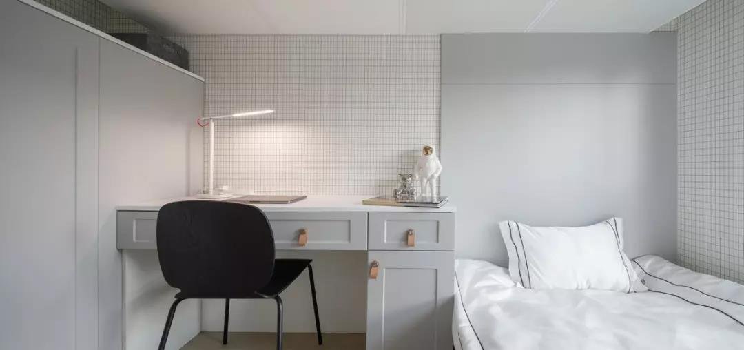 114平柜子从入户门一直延伸到客厅电视背景墙,实用而又美观