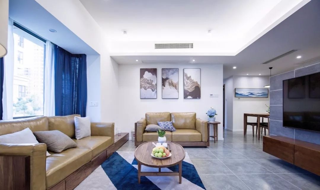 大白墙+不吊顶,头次见客厅把沙发半嵌入墙里,这设计我服!
