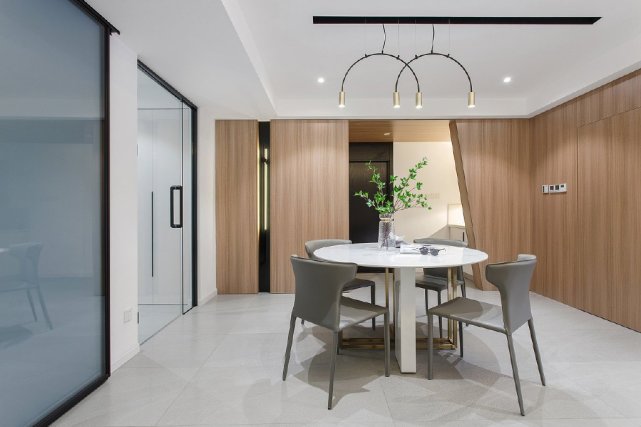 146平现代风四居室,在灰白黑中那个红色的玩偶椅子格外抢眼