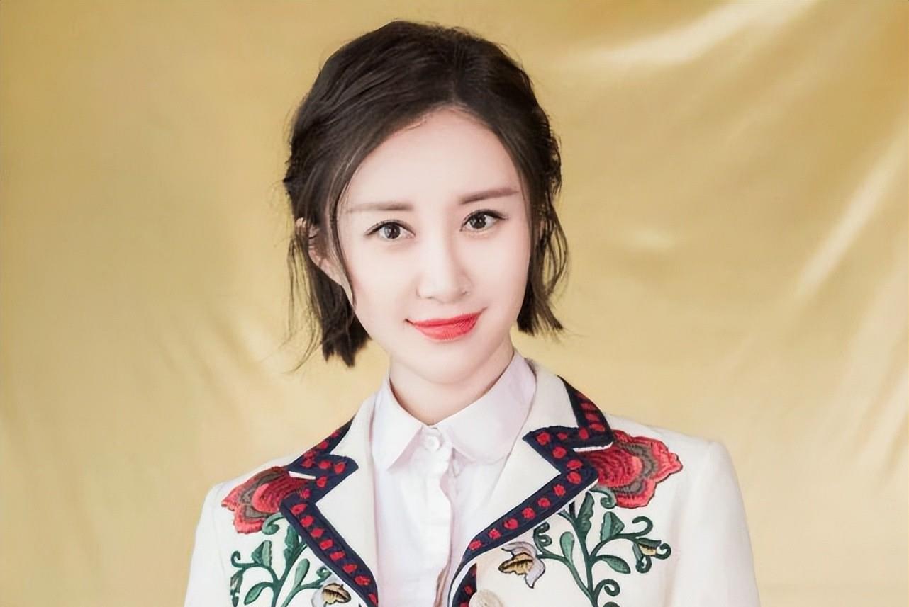 舒畅|舒畅直播卸妆，全程不敢直面镜头卸完马上敷面膜，卸了个寂寞