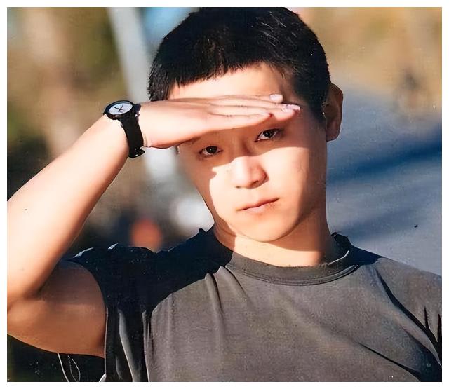 王菲|秃头、油腻，身材走形的窦唯，当初凭什么俘获天后王菲？