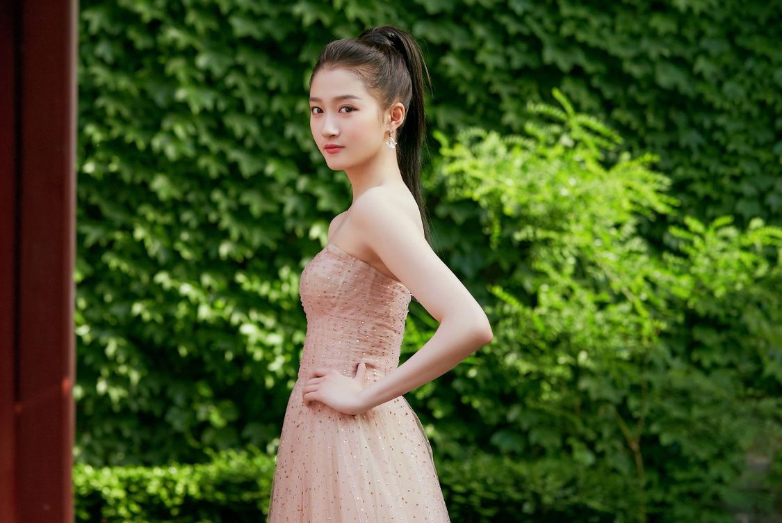 关晓彤|背靠“爷爷”横行娱圈，关晓彤家庭背景曝光，为何亲姐却生死不明