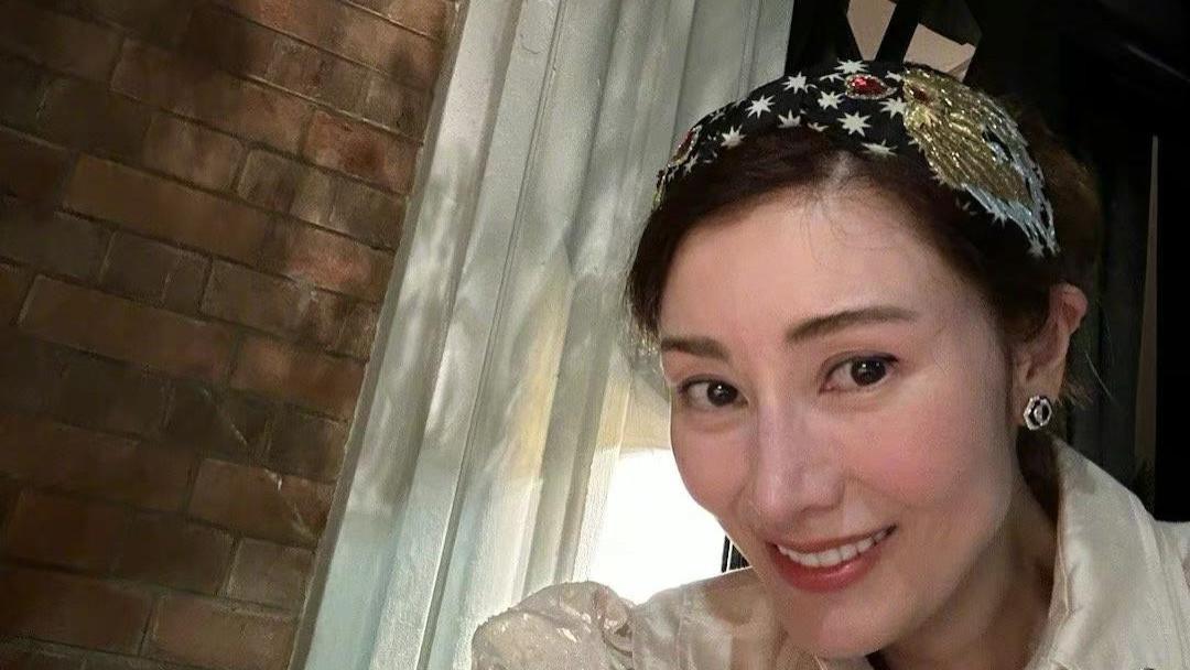 李嘉欣|52岁李嘉欣深夜晒美照营业，满面红光贵气十足，淡妆出镜好真实