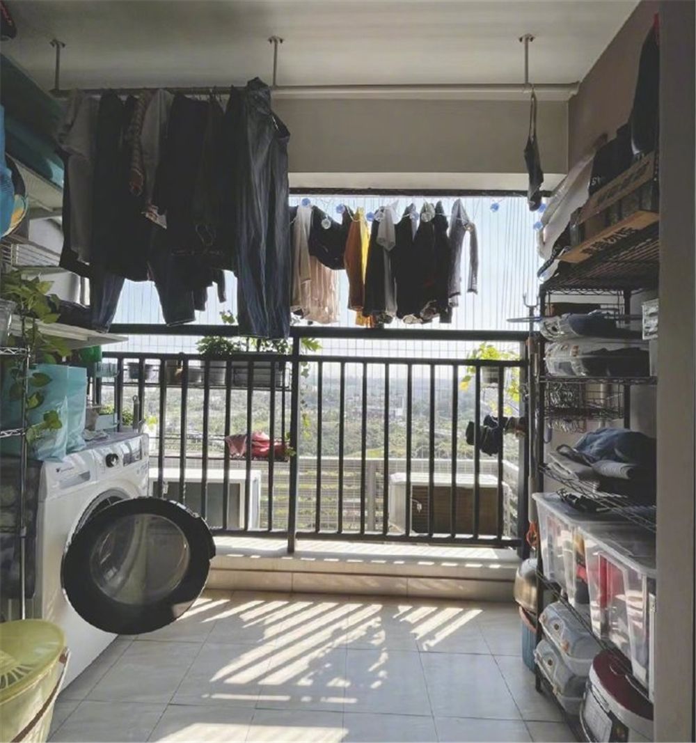 深圳一家三口住进47㎡小家,全屋杂物乱中有序,太有烟火气儿了