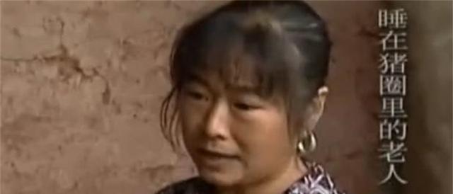 75岁大爷住在废弃猪圈,临终遗愿想吃肉,独生女却住在2层小洋楼