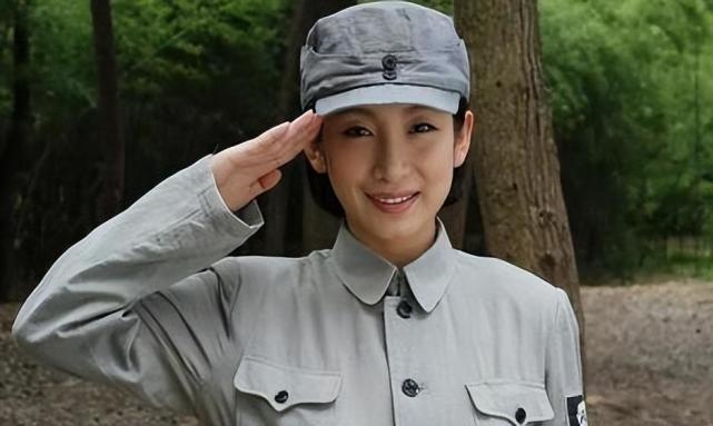 王新军|王新军让前妻过丧偶式婚姻，二婚却把秦海璐宠上天，唐静究竟差哪