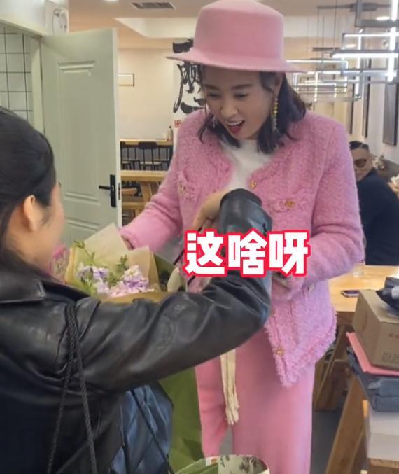 欧阳靖|有钱烧的?李勒优花9000元,给晋妈买过节礼物,崔晋转账6.5W