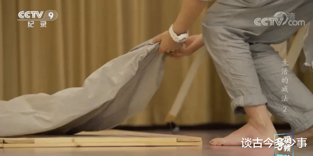 断舍离女孩出圈上央视,88㎡的家仅6件家具,常年坚持“不消费”