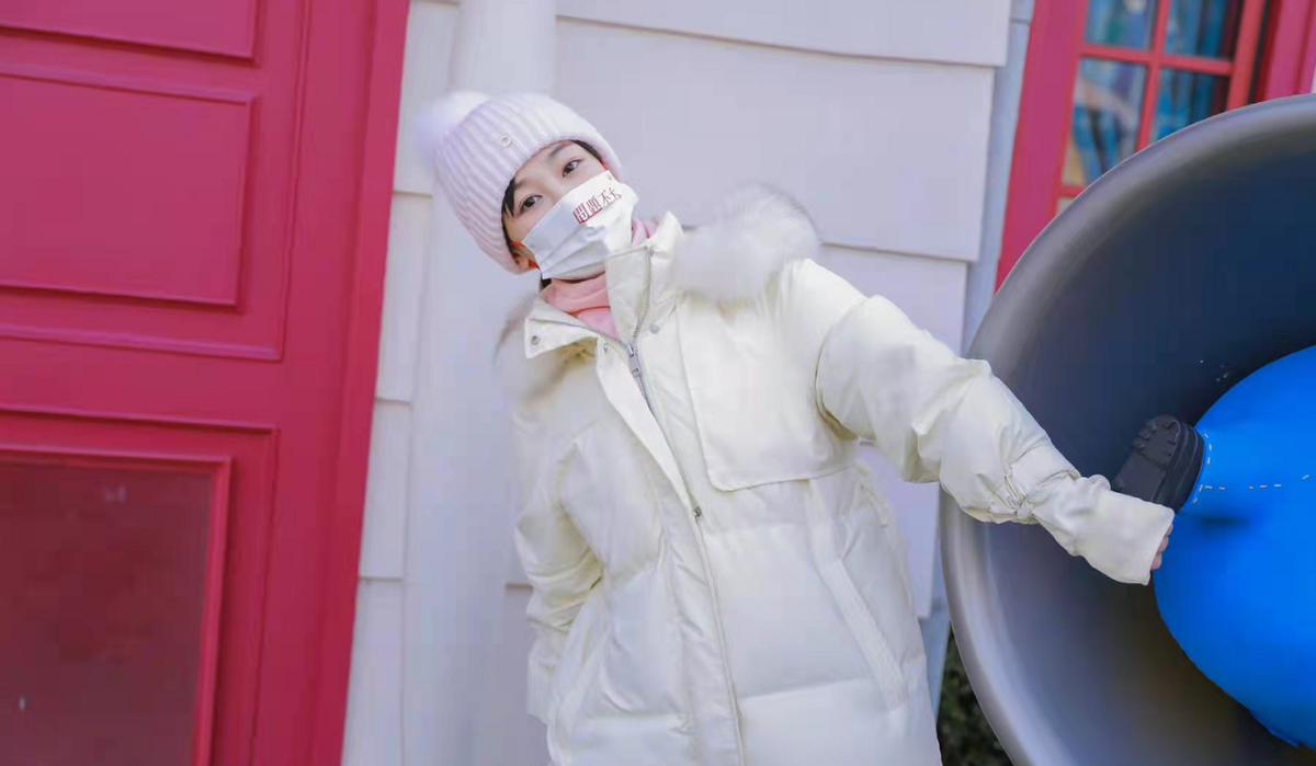 杨紫|杨紫高调晒旅游照！穿白羽绒服戴帽子美成偶像剧女主，可爱感爆棚