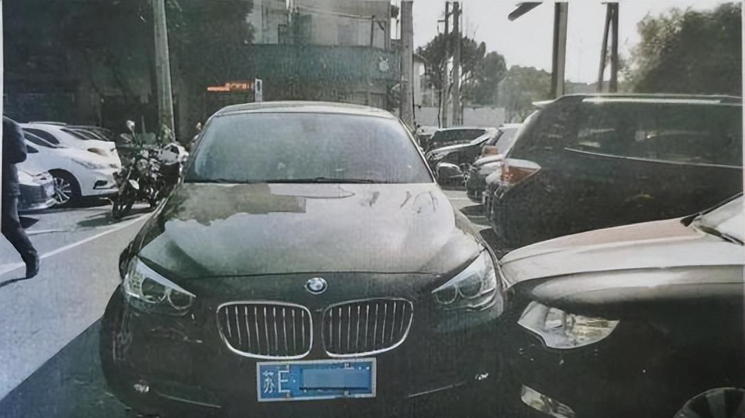 车位被占男子用叉车丢入河中,已被控制,网友:干了我不敢干的事