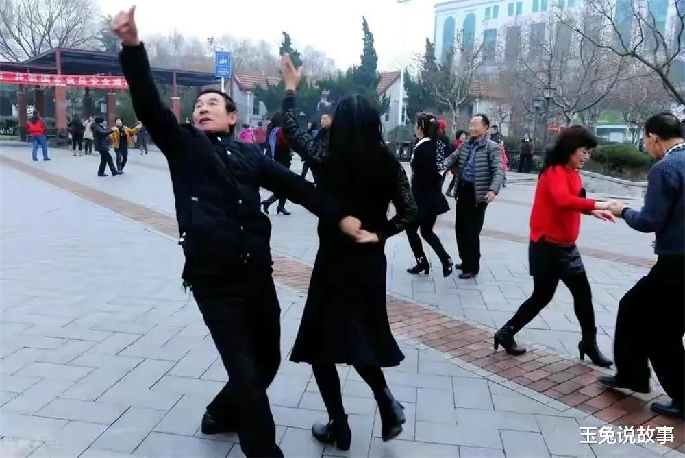 58岁大妈和男舞伴同居养老,入住第二天就搬走,大妈:差点吃大亏