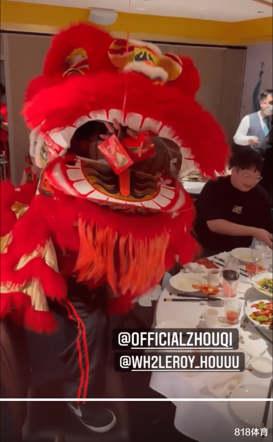 周琦|豪爽! 周琦与墨尔本华人吃年夜饭, 服务员舞狮子讨红包, 周琦包大红包