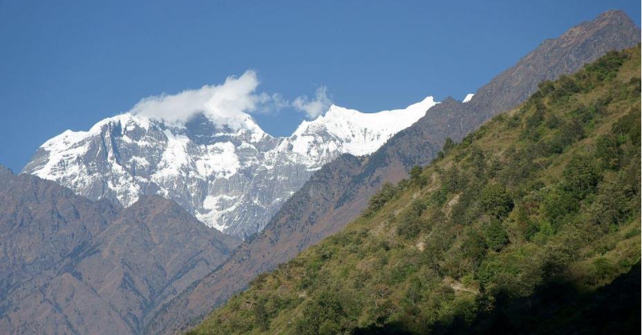 喜马拉雅山|喜马拉雅山深处冰川融化，露出“神秘”湖泊，湖中东西让人害怕