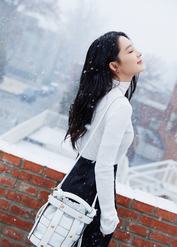 李沁|李沁时隔50天更新动态，脸部变化明显，网友惊讶：你谁呀？