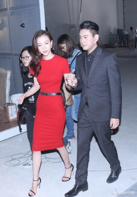 朱孝天|朱孝天妻子长这样,穿红裙配皮腰带显出骨感身材,模特气质太浓了