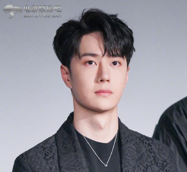 王一博|王一博蕾丝西装亮相,无名发布会全员到齐,集体话少却好笑