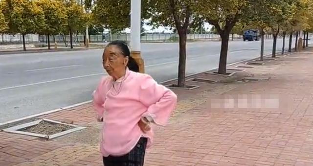 化妆品 马玉琴被当摇钱树，仿香妃涂口红吃鸡蛋，一细节暴露身体状况