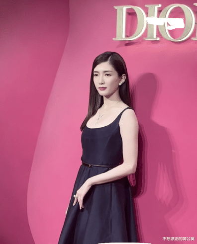 江疏影|江疏影参加活动被指脸颊凹陷,近距离采访,原相机下的她太瘦了