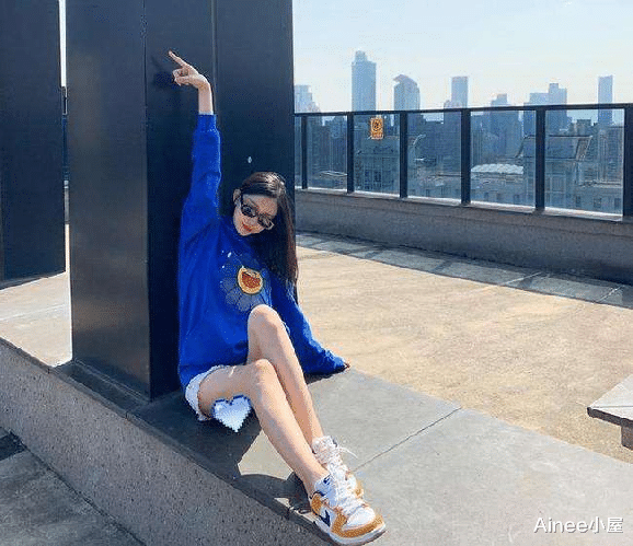 穿衣搭配|潘玮柏妻子身材太招摇，难怪穿衣爱秀腿，奔三有这气质不容易