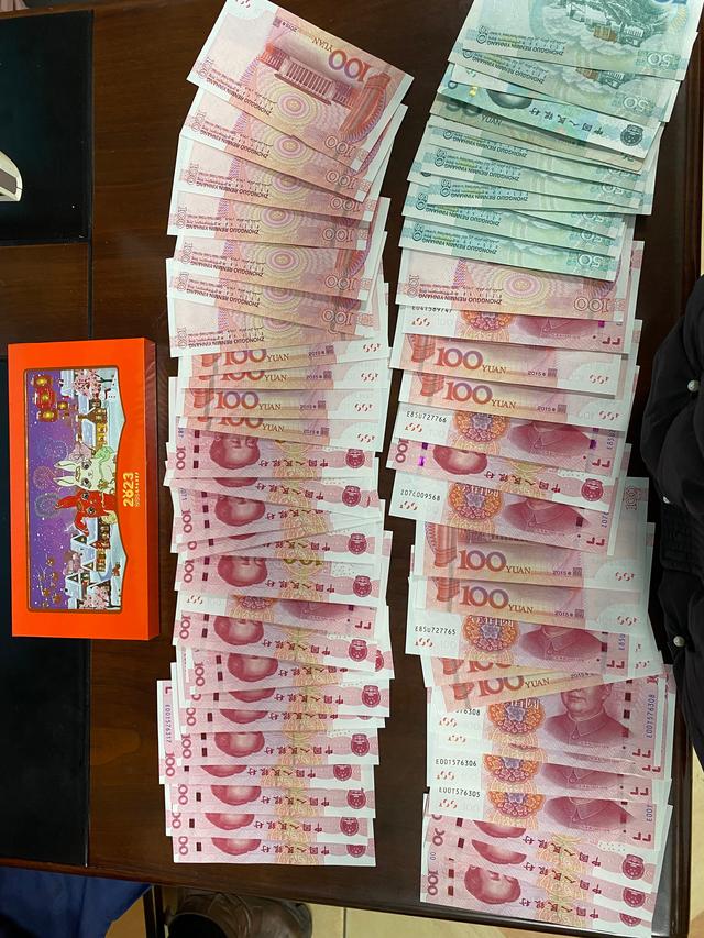 乘客将5千余元现金及建行金钞遗落在出租车上,司机主动归还:不是小数目,失主一定很着急