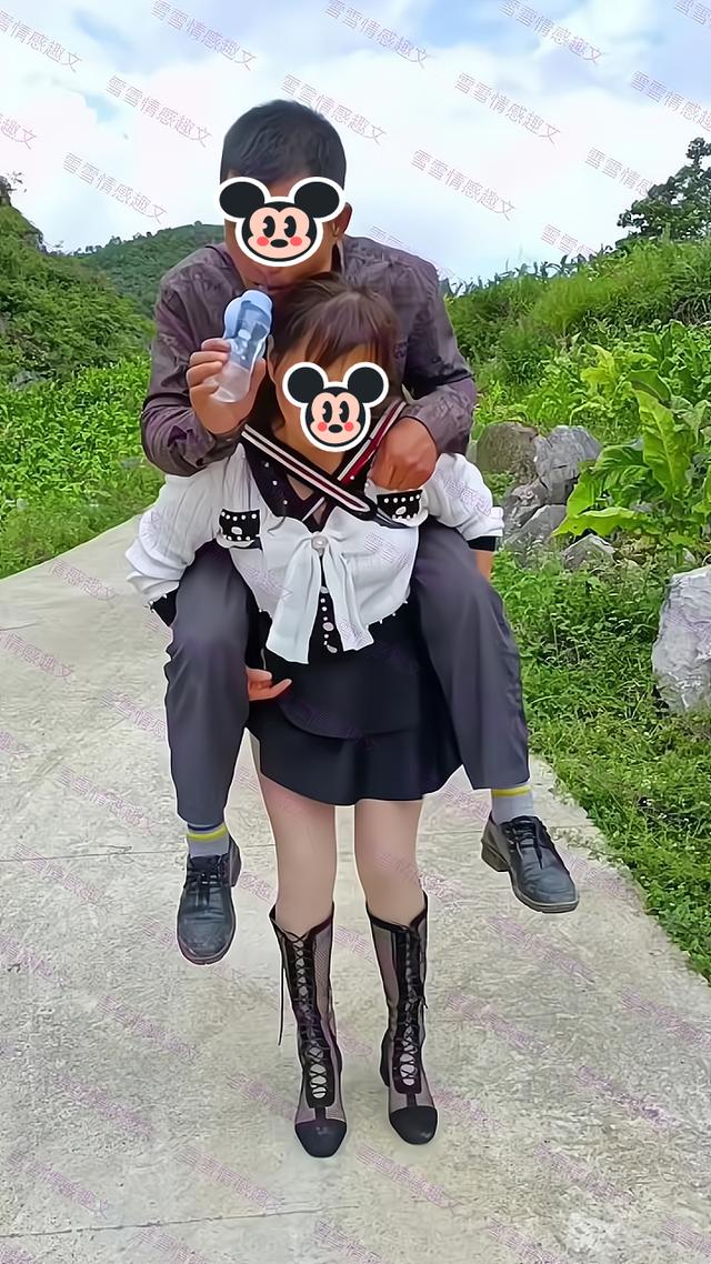两女子看到一女子背喝醉酒的丈夫回家,深感自愧不如:我没她贤惠