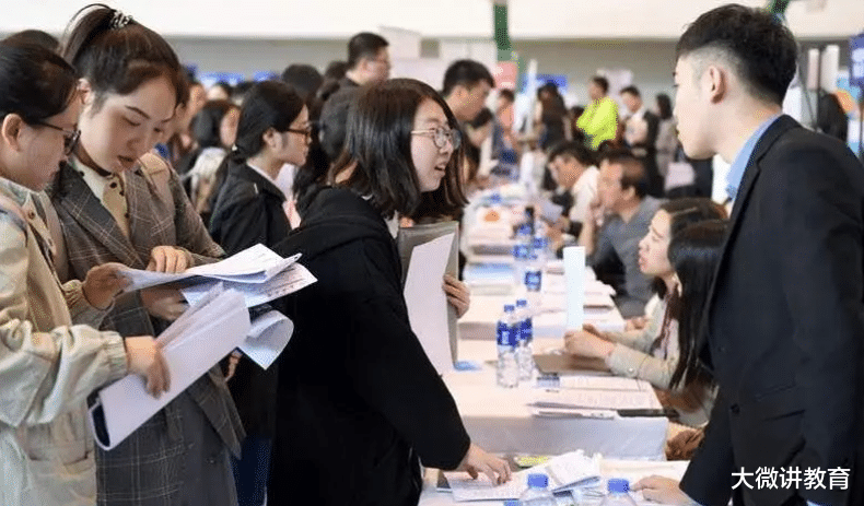 求职|“没学历去找人包养吧”,毕业生求职被讽刺,HR:开个玩笑而已