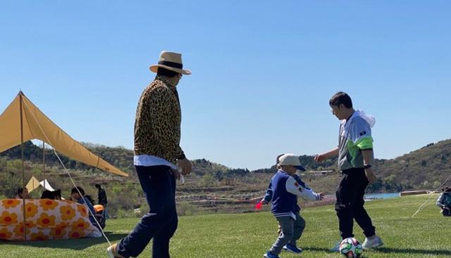 德云社|德云社烧饼晒娃,粉丝直呼饼哥基因强大,烧饼:厉害不厉害