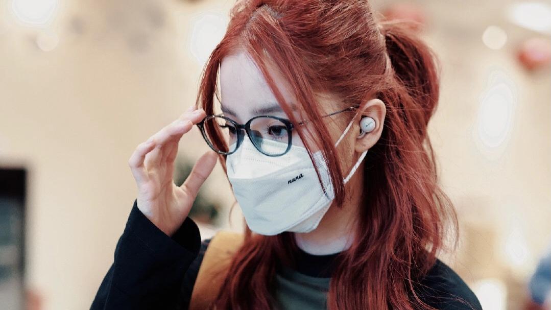 短发 背着爸爸打耳洞、剪短发留长再染红色，欧阳娜娜演绎青春少女的不羁