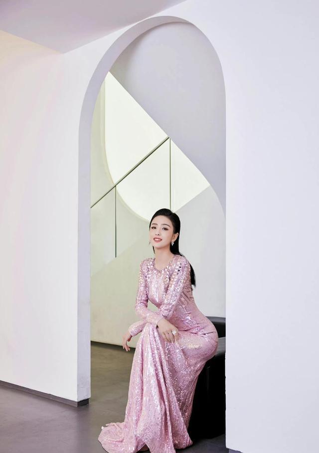 佟丽娅|摄影师对佟丽娅说：“见你穿过很多次修身长裙，这一次最好看！”