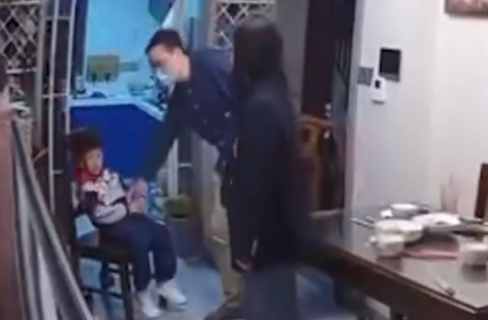 下手狠毒!南京一医生上门殴打幼儿老人被刑拘,警方披露案件细节