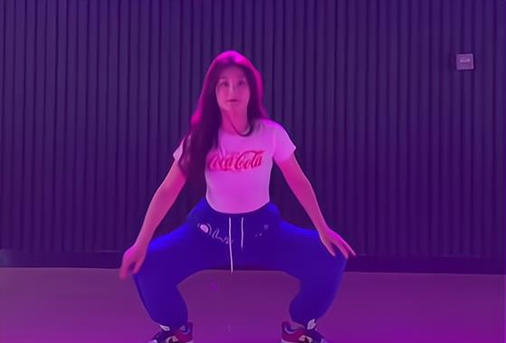 陈亚男|小伟减重30斤,陈亚男穿露脐装展示甩头舞,网友:这也要拼一下?