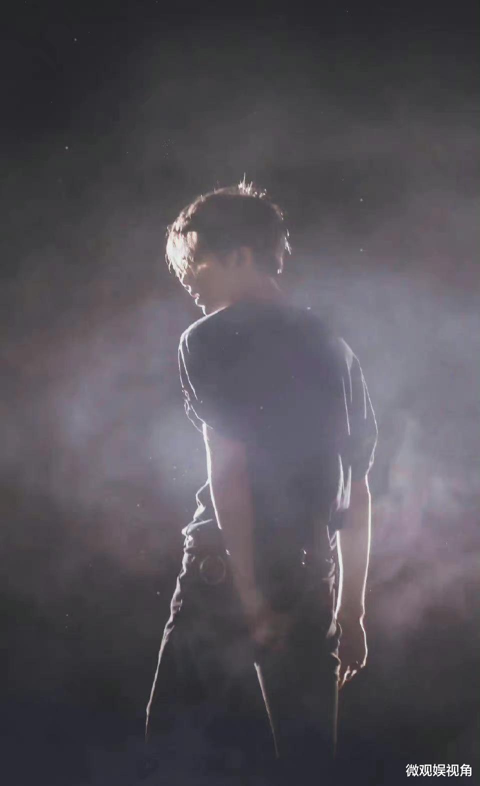 蔡徐坤|蔡徐坤晒出背影照，网友: 这背影怎么这么像我男朋友