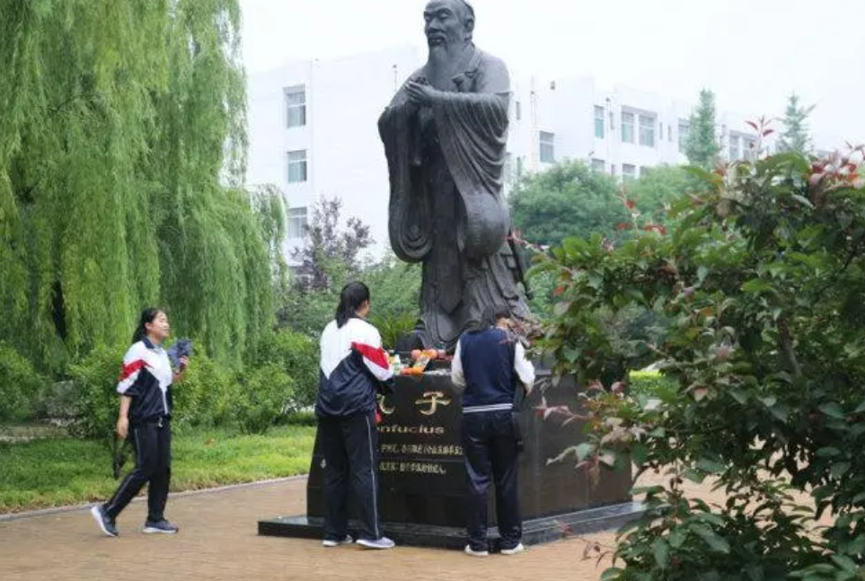 隔离|初三女生考前偷偷拜孔子，不成想被老师撞个正着，场面一度很尴尬