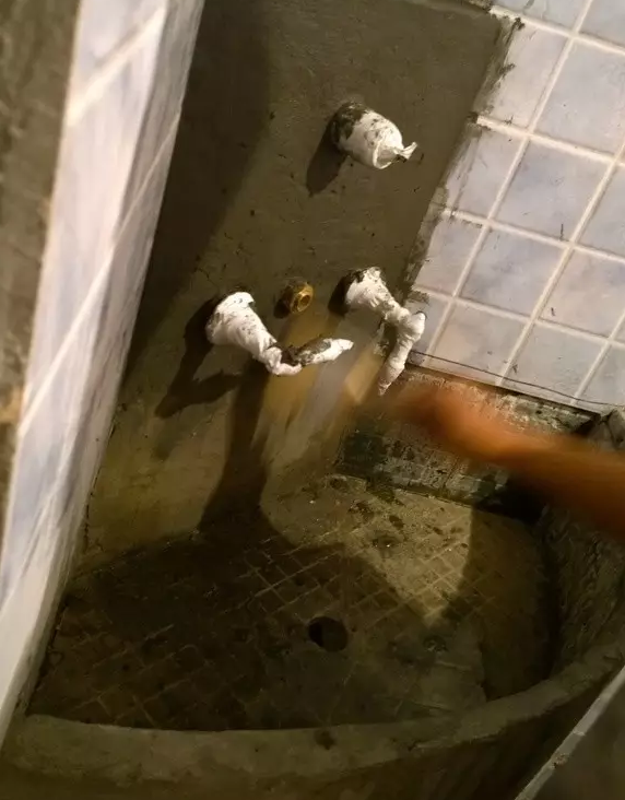 同事家砖砌浴室柜全过程,看完我都想把自己家的整体柜给退了!