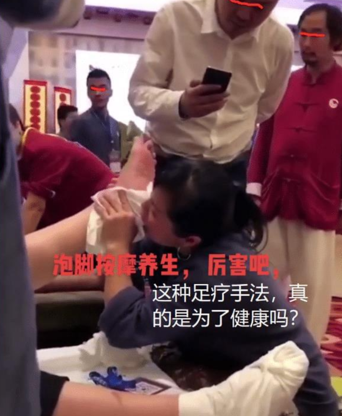女技师用嘴做足疗,让男顾客爽爆