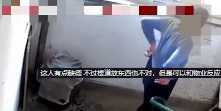 无语! ! 一男子掀开酸菜缸上的塑料直接撒了一泡尿,后又把塑料布恢复原状