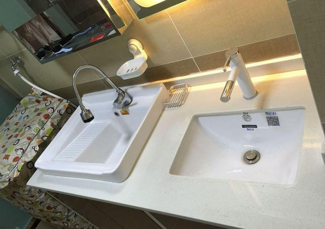 老公非要在床头打一圈柜子,完工才知实用,不过阳台更迷人,晒晒