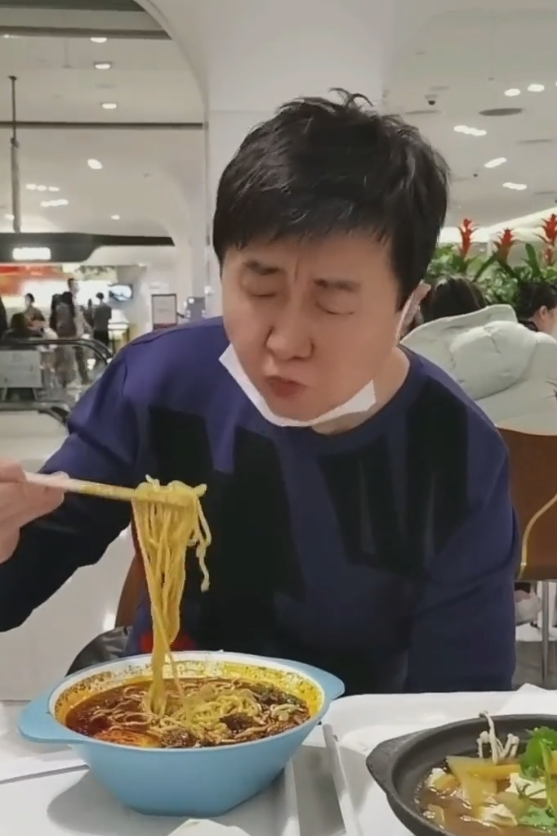 付笛声|55岁付笛声陪任静逛街!抱怨挑指甲油等半天,街头大口吃面接地气