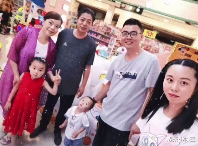 |田静郭威逛旧货市场，威威侧脸像许舅舅，直言过年不回九江