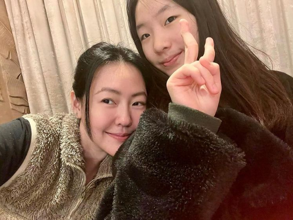 小S|小S为16岁大女儿庆生，许曦文举止淑女，一脸胶原蛋白尽显芳华