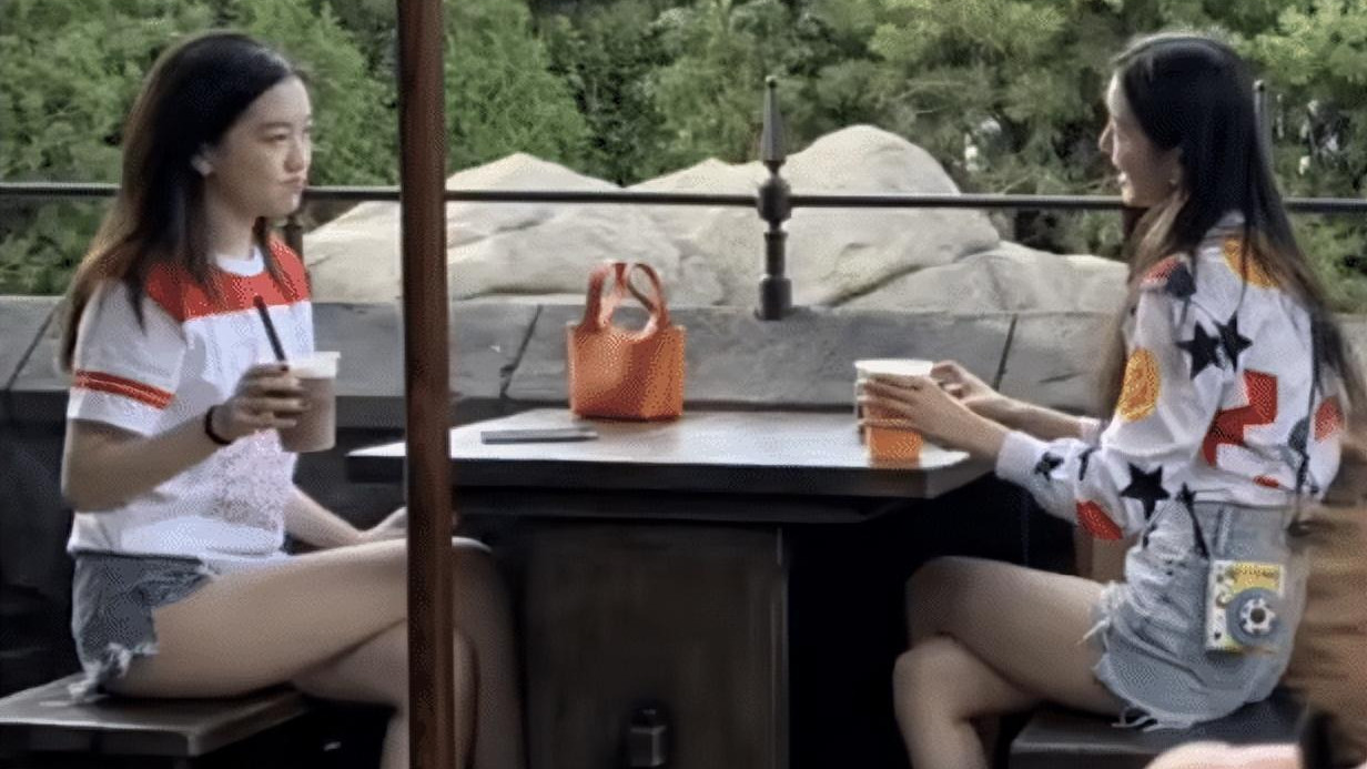 李嫣|李亚鹏王菲女儿，晒国外美照，李嫣穿透视装，画风成熟，眼神略带忧愁