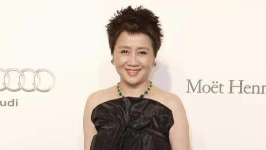 连衣裙 赌王四太梁安琪真会赶时髦，穿抹胸裙配超短发，气场一般人比不上