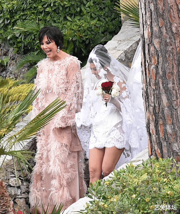 金·卡戴珊|卡戴珊大姐嫁人，“坠机”男友开心到对瓶吹红酒，布克未现身