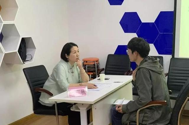 蔡恩·威廉森|“我们不是找小三”，公司HR对应聘者出言不逊，大学生遇见赶紧跑